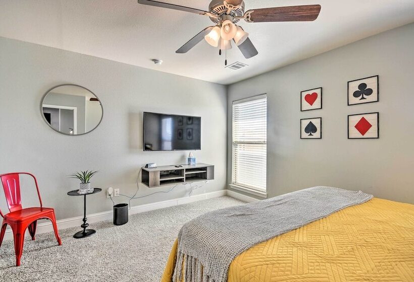 Modern Amarillo House W/ Fire Pit + Hot Tub!