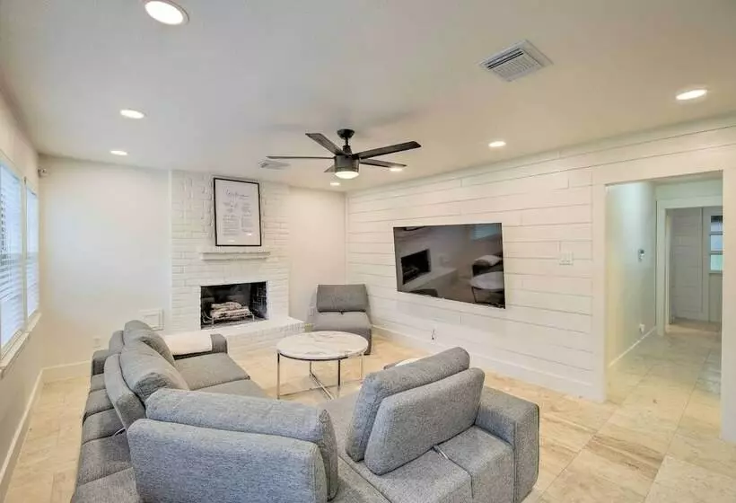 Modern House W/ Fireplace, Walk To Fishing!