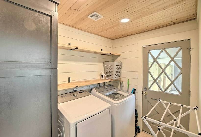 Modern House W/ Fireplace, Walk To Fishing!