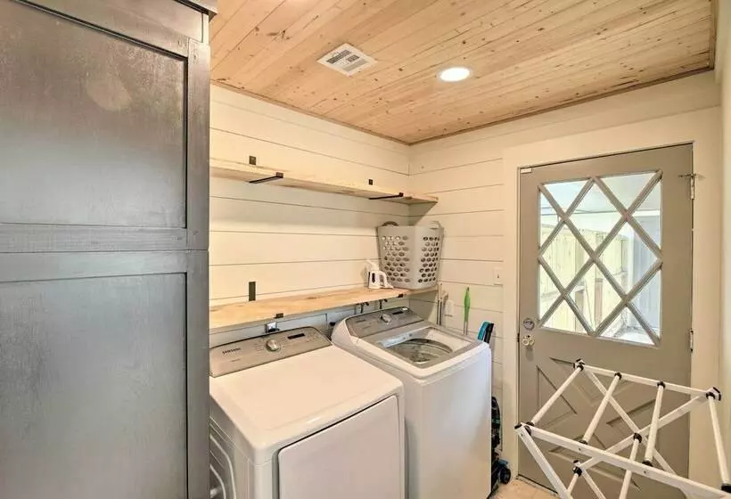 Modern House W/ Fireplace, Walk To Fishing!