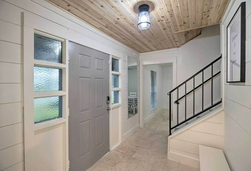 Modern House W/ Fireplace, Walk To Fishing!