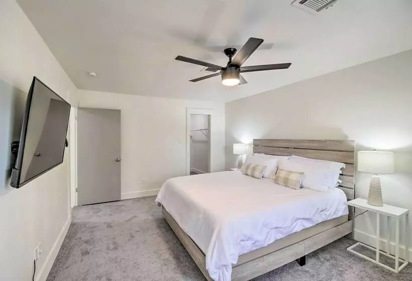 Modern House W/ Fireplace, Walk To Fishing!