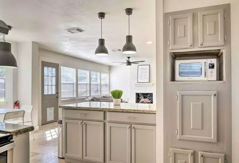 Modern House W/ Fireplace, Walk To Fishing!