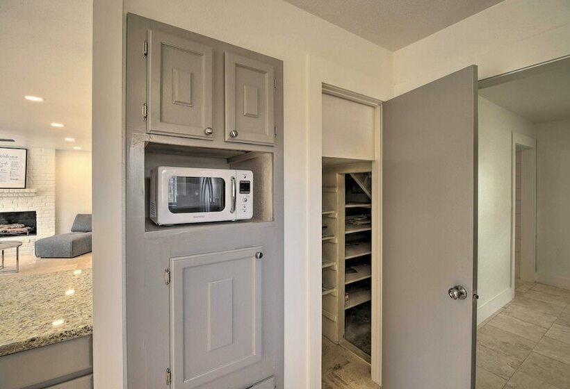 Modern House W/ Fireplace, Walk To Fishing!