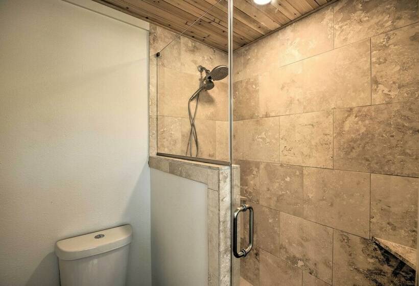 Modern House W/ Fireplace, Walk To Fishing!