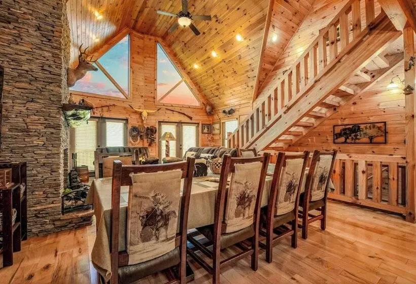 Outlaw Mountain Lodge: Fire Pit & Panoramic Views!