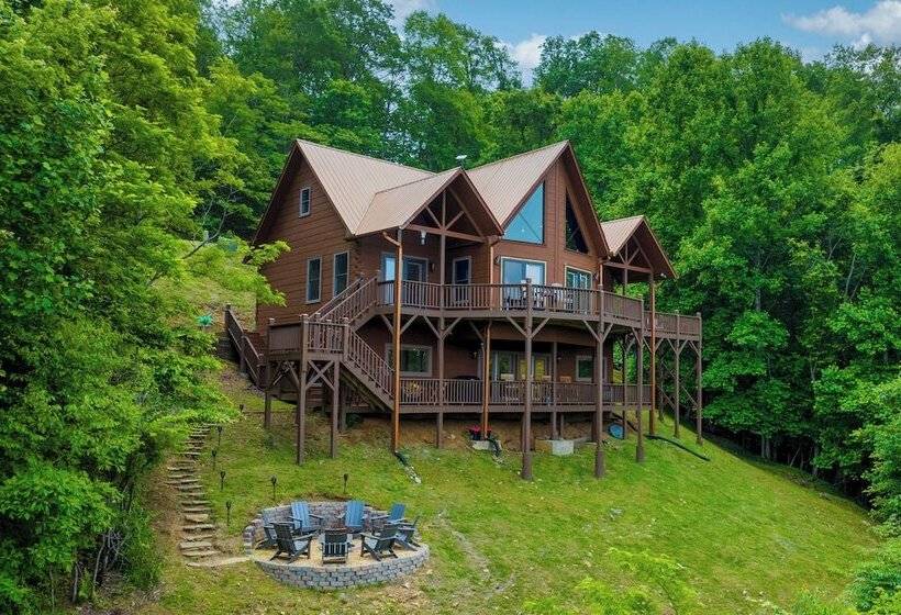 Outlaw Mountain Lodge: Fire Pit & Panoramic Views!