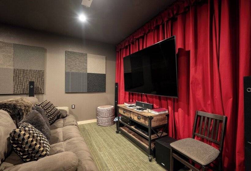 Outlaw Mountain Lodge: Fire Pit & Panoramic Views!