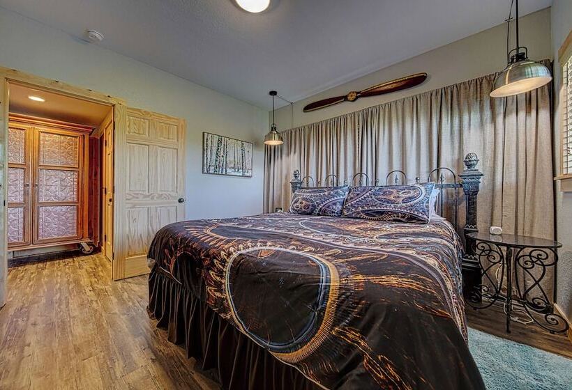 Outlaw Mountain Lodge: Fire Pit & Panoramic Views!