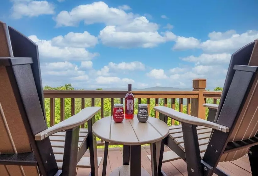 Outlaw Mountain Lodge: Fire Pit & Panoramic Views!