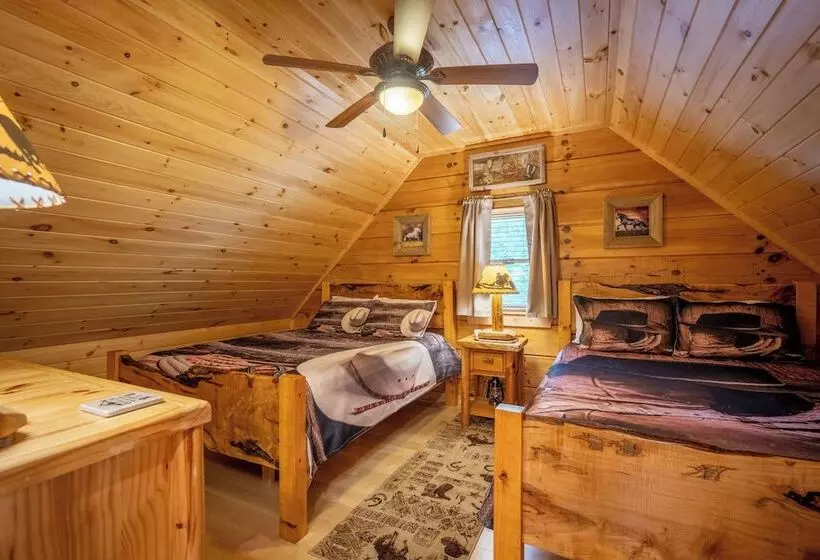 Outlaw Mountain Lodge: Fire Pit & Panoramic Views!