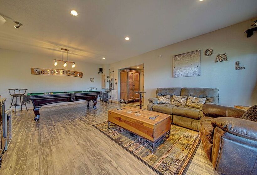 Outlaw Mountain Lodge: Fire Pit & Panoramic Views!