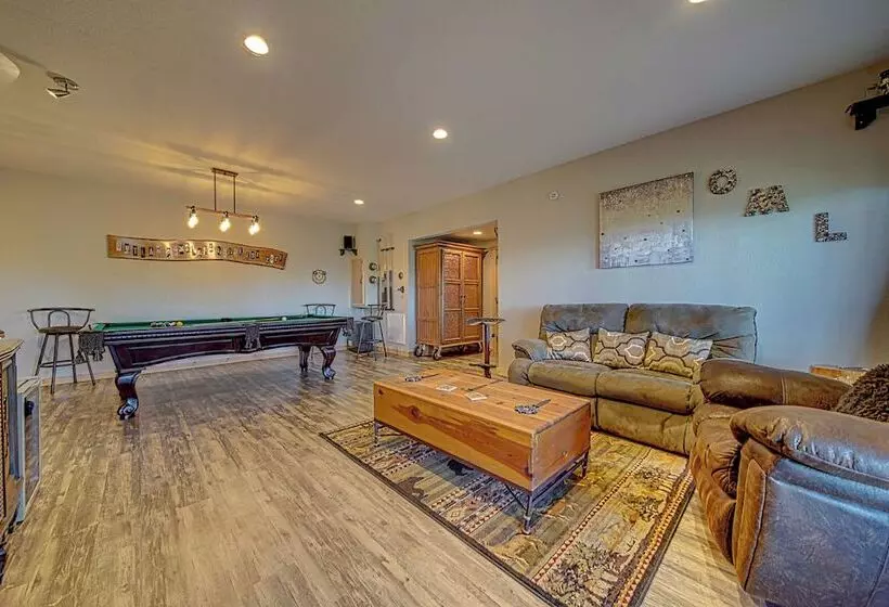 Outlaw Mountain Lodge: Fire Pit & Panoramic Views!