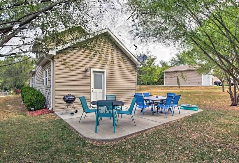 Half Mi To Yacht Club: Home By Perry Lake!