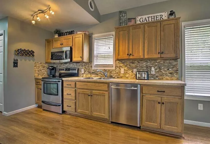 Half Mi To Yacht Club: Home By Perry Lake!