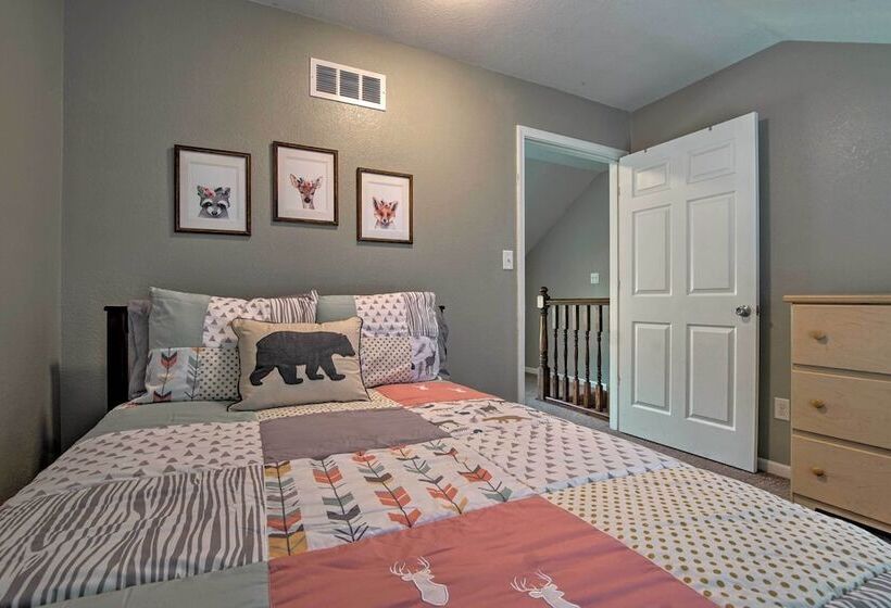 Half Mi To Yacht Club: Home By Perry Lake!