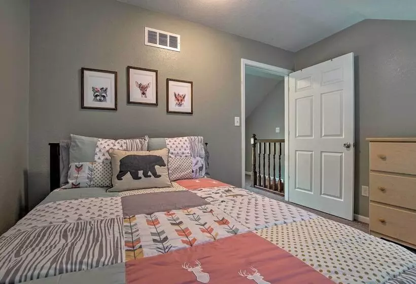 Half Mi To Yacht Club: Home By Perry Lake!