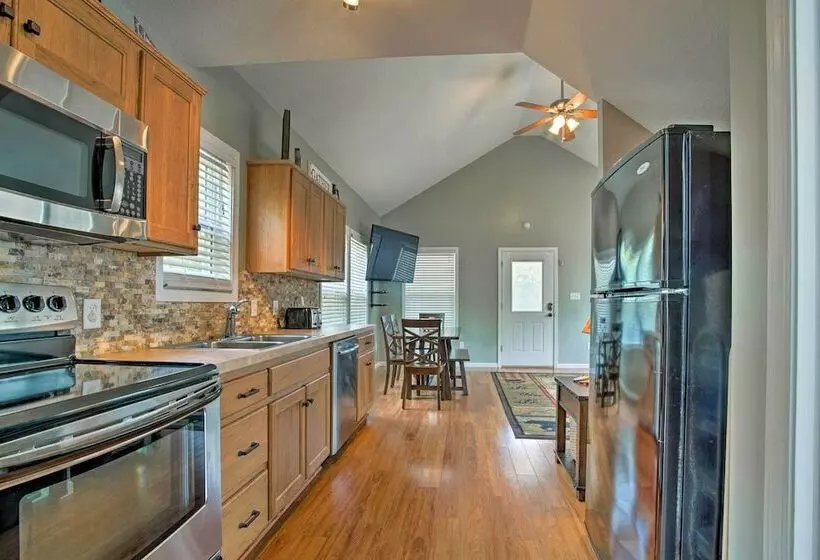 Half Mi To Yacht Club: Home By Perry Lake!