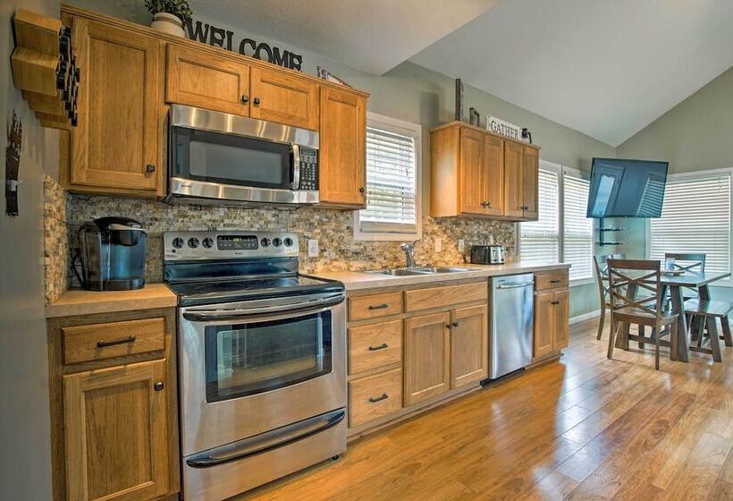 Half Mi To Yacht Club: Home By Perry Lake!