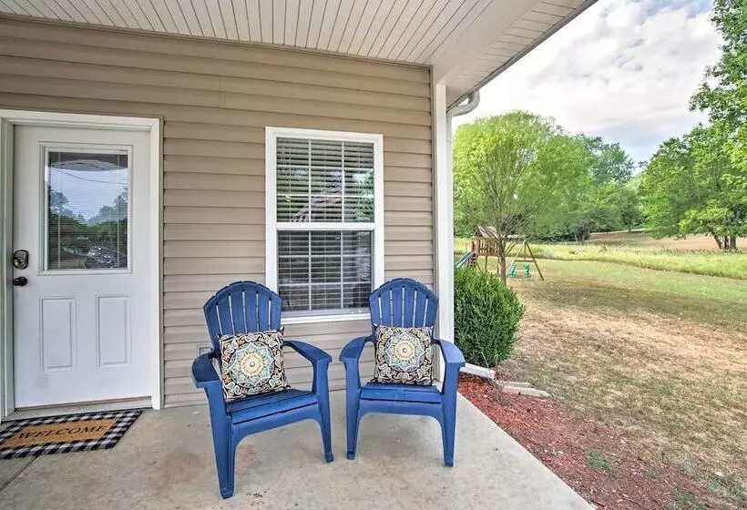 Half Mi To Yacht Club: Home By Perry Lake!