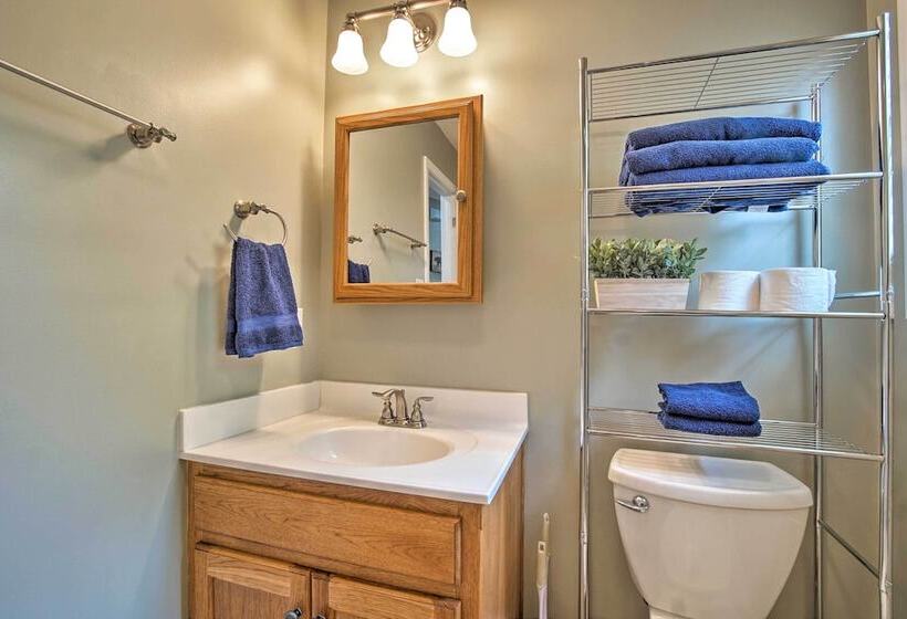 Half Mi To Yacht Club: Home By Perry Lake!