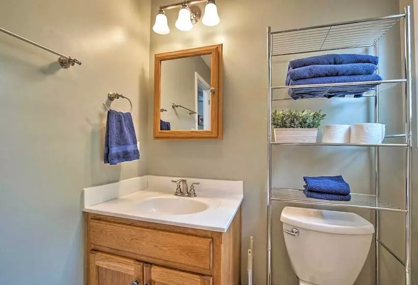 Half Mi To Yacht Club: Home By Perry Lake!