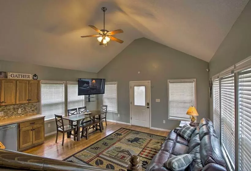 Half Mi To Yacht Club: Home By Perry Lake!