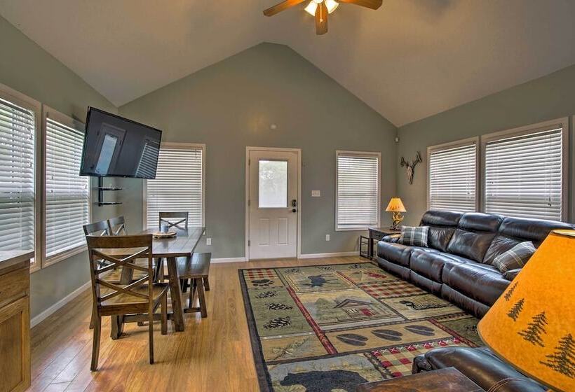 Half Mi To Yacht Club: Home By Perry Lake!