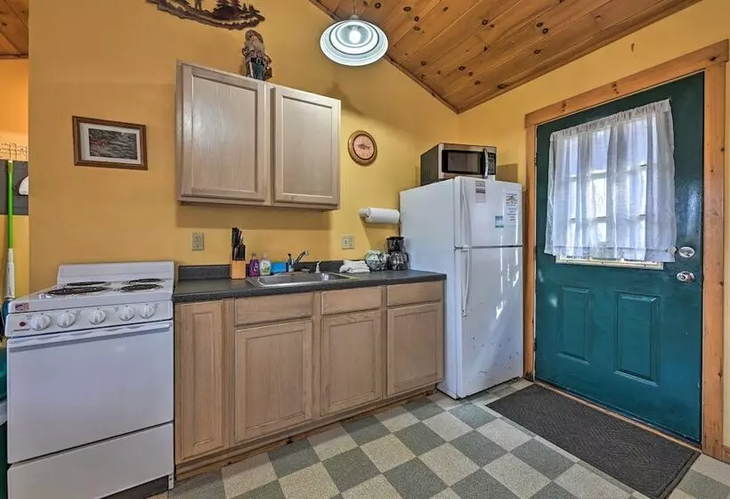 Pet Friendly Smoky Mountain Cabin: Hunt & Fish!