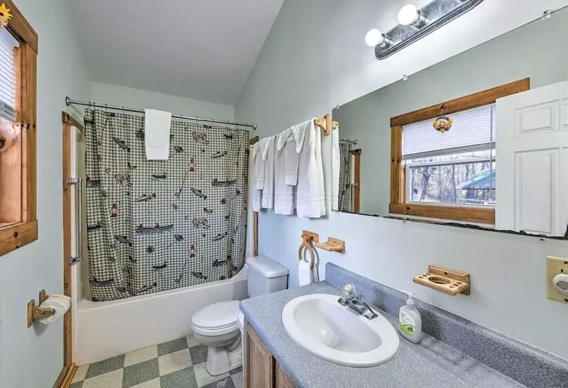 Pet Friendly Smoky Mountain Cabin: Hunt & Fish!