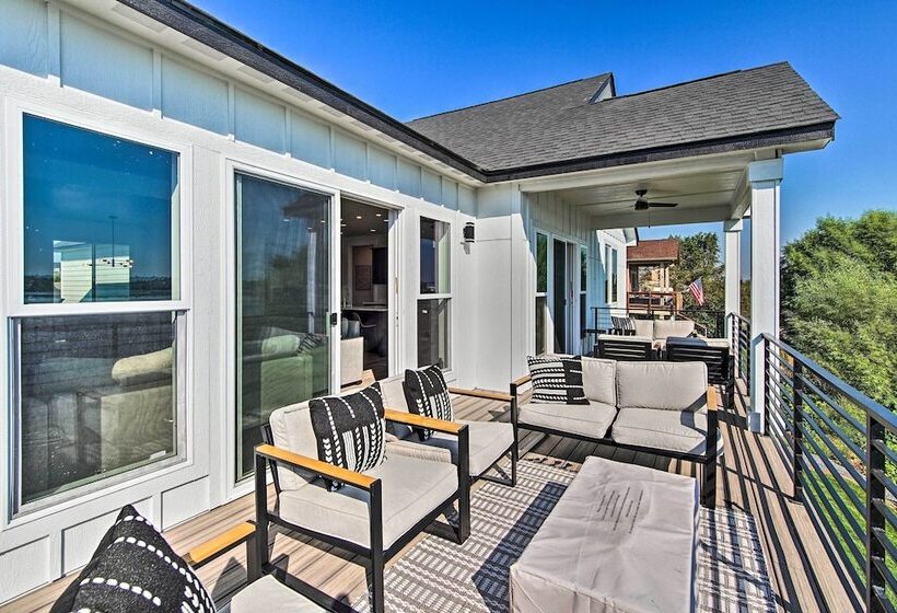 Picturesque Moses Lake House W/ Boating Dock