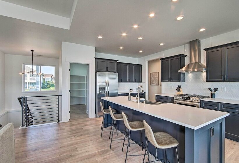 Picturesque Moses Lake House W/ Boating Dock