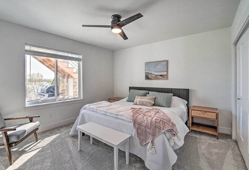 Picturesque Moses Lake House W/ Boating Dock