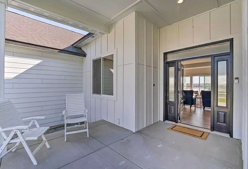 Picturesque Moses Lake House W/ Boating Dock