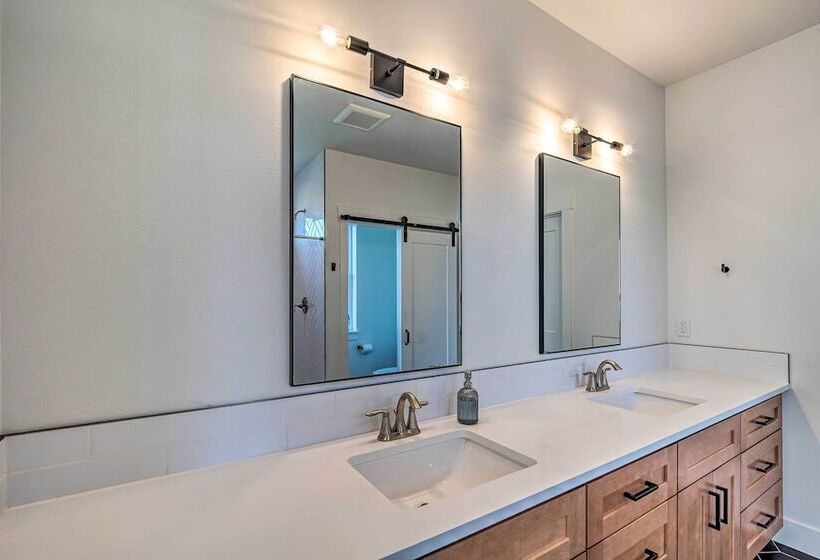 Picturesque Moses Lake House W/ Boating Dock