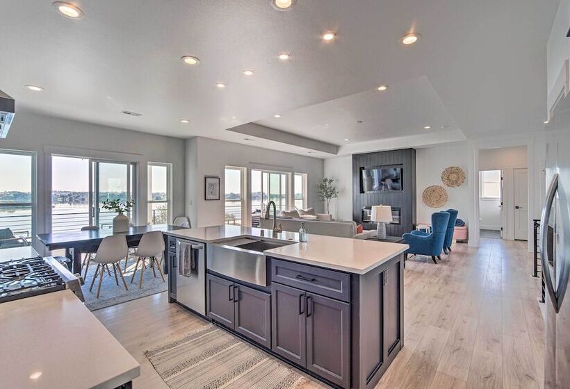 Picturesque Moses Lake House W/ Boating Dock