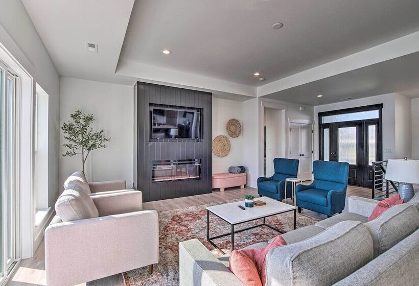 Picturesque Moses Lake House W/ Boating Dock