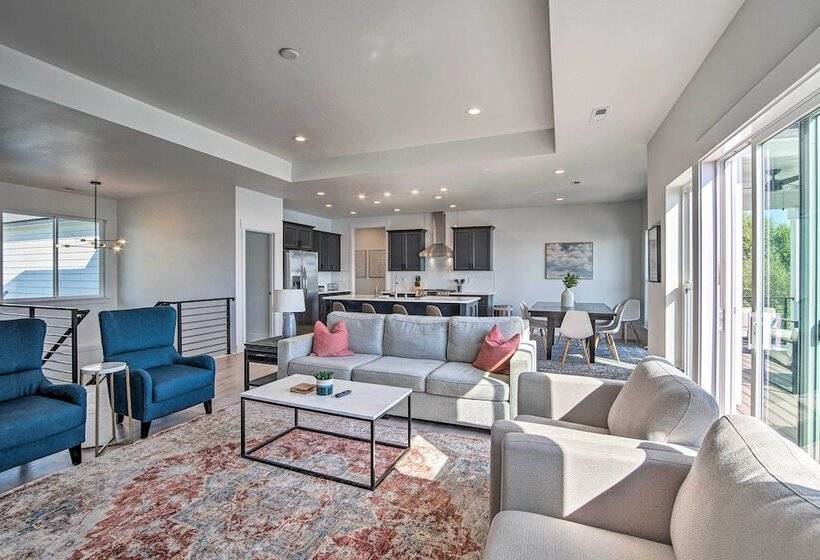 Picturesque Moses Lake House W/ Boating Dock