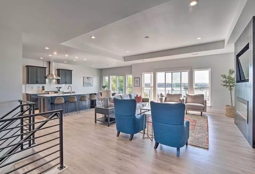 Picturesque Moses Lake House W/ Boating Dock