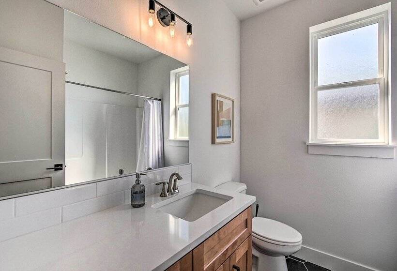 Picturesque Moses Lake House W/ Boating Dock