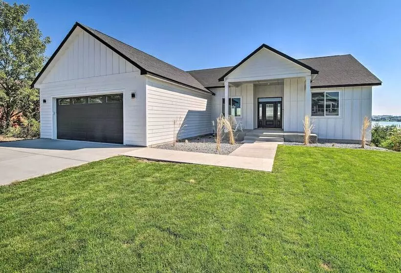 Picturesque Moses Lake House W/ Boating Dock