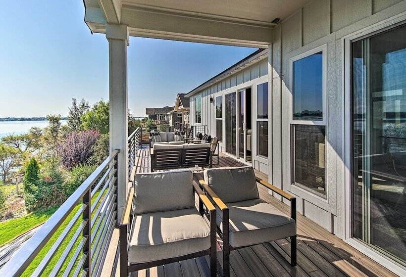 Picturesque Moses Lake House W/ Boating Dock