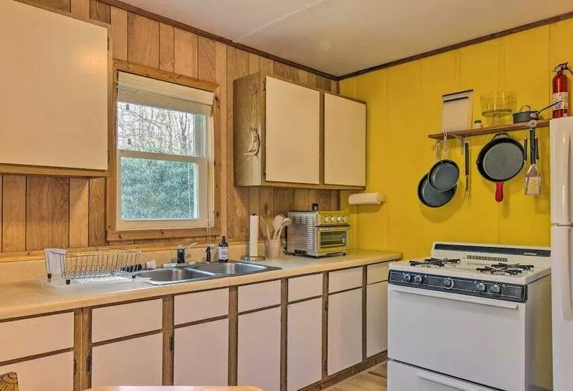 2 Decks + Views: Spruce Pine Cabin On 8 Acres