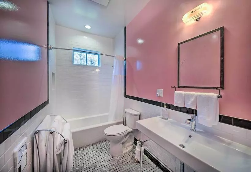 Radiant Gloucester House W/ Private Porch!