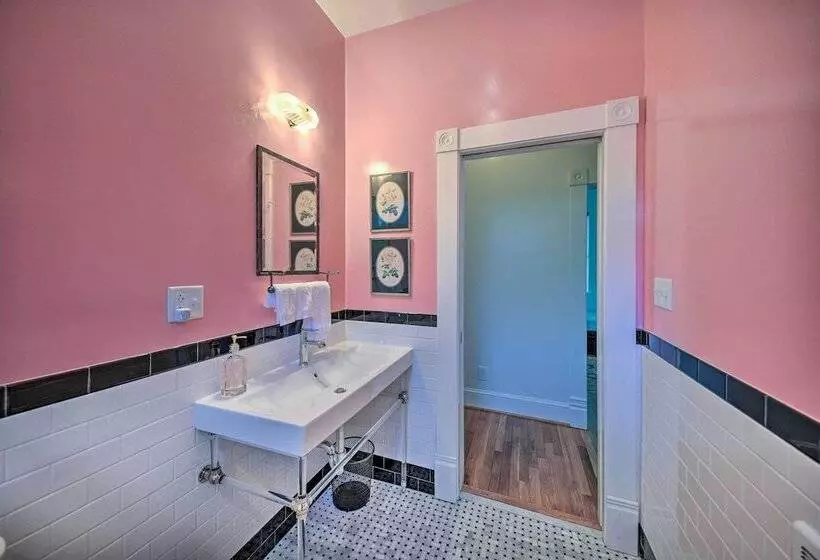 Radiant Gloucester House W/ Private Porch!