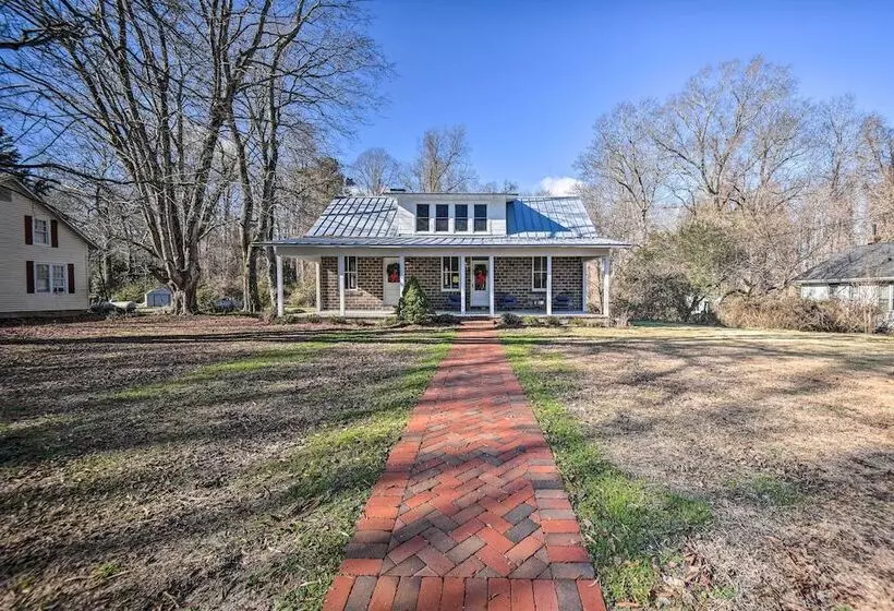 Radiant Gloucester House W/ Private Porch!