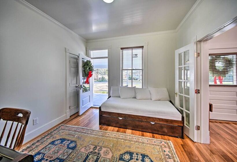 Radiant Gloucester House W/ Private Porch!