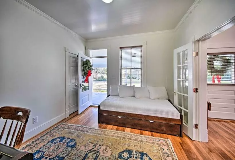 Radiant Gloucester House W/ Private Porch!