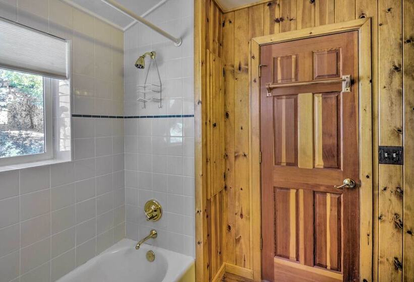 Scenic Lake Almanor Home W/ Mountain Views!