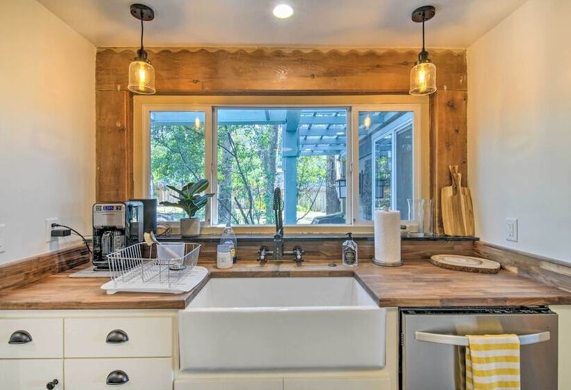 Scenic Lake Almanor Home W/ Mountain Views!